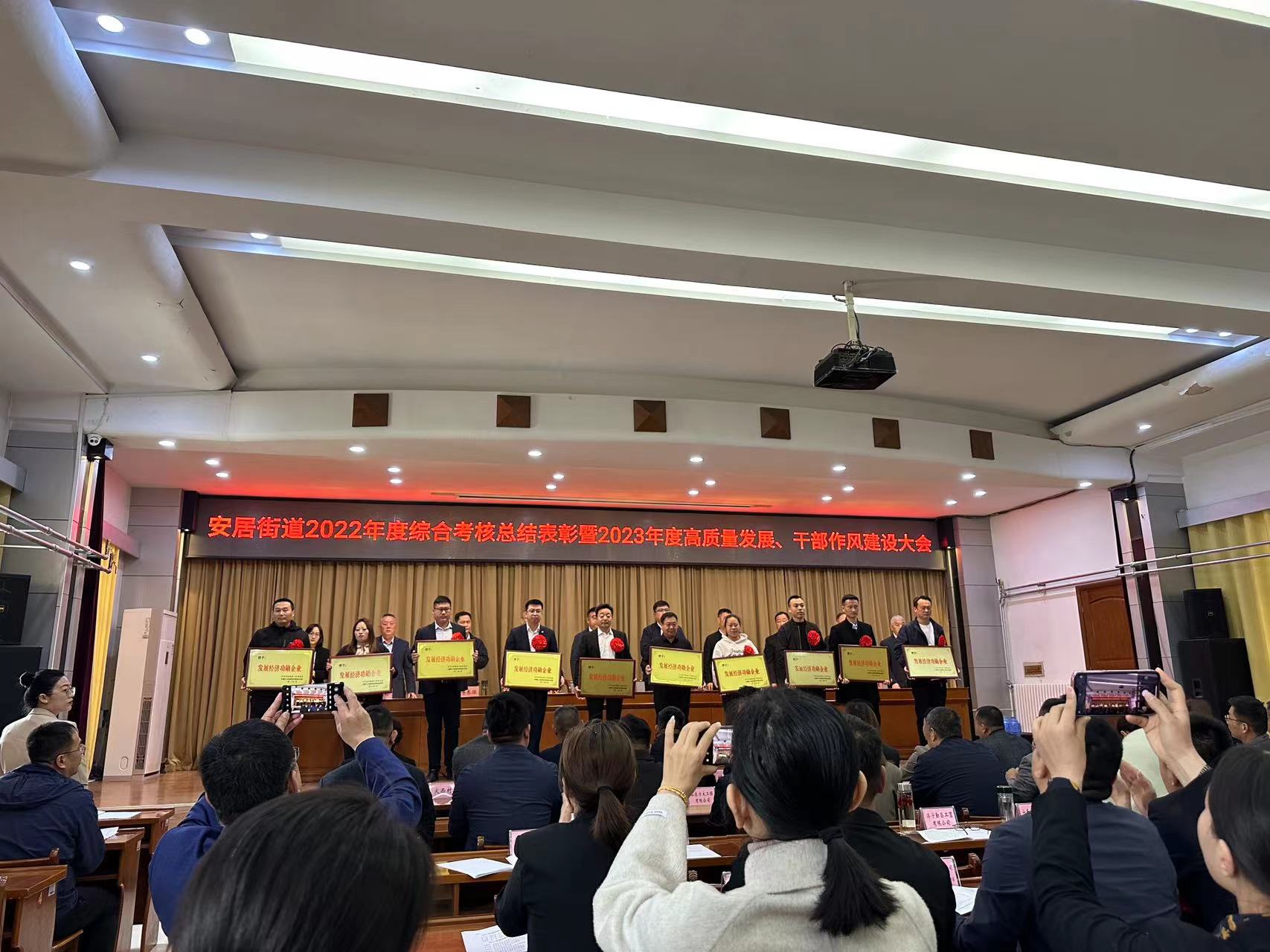 【济宁大运河驾校】热烈祝贺我校荣获“发展经济功勋企业”表彰！(图3)