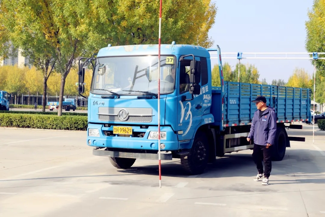 赏校园秋日盛景,享大车班型升级福利——学车就现在!(图2) 赏校园秋日盛景,享大车班型升级福利——学车就现在!(图2)