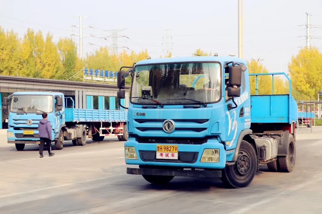 赏校园秋日盛景,享大车班型升级福利——学车就现在!(图4) 赏校园秋日盛景,享大车班型升级福利——学车就现在!(图4)