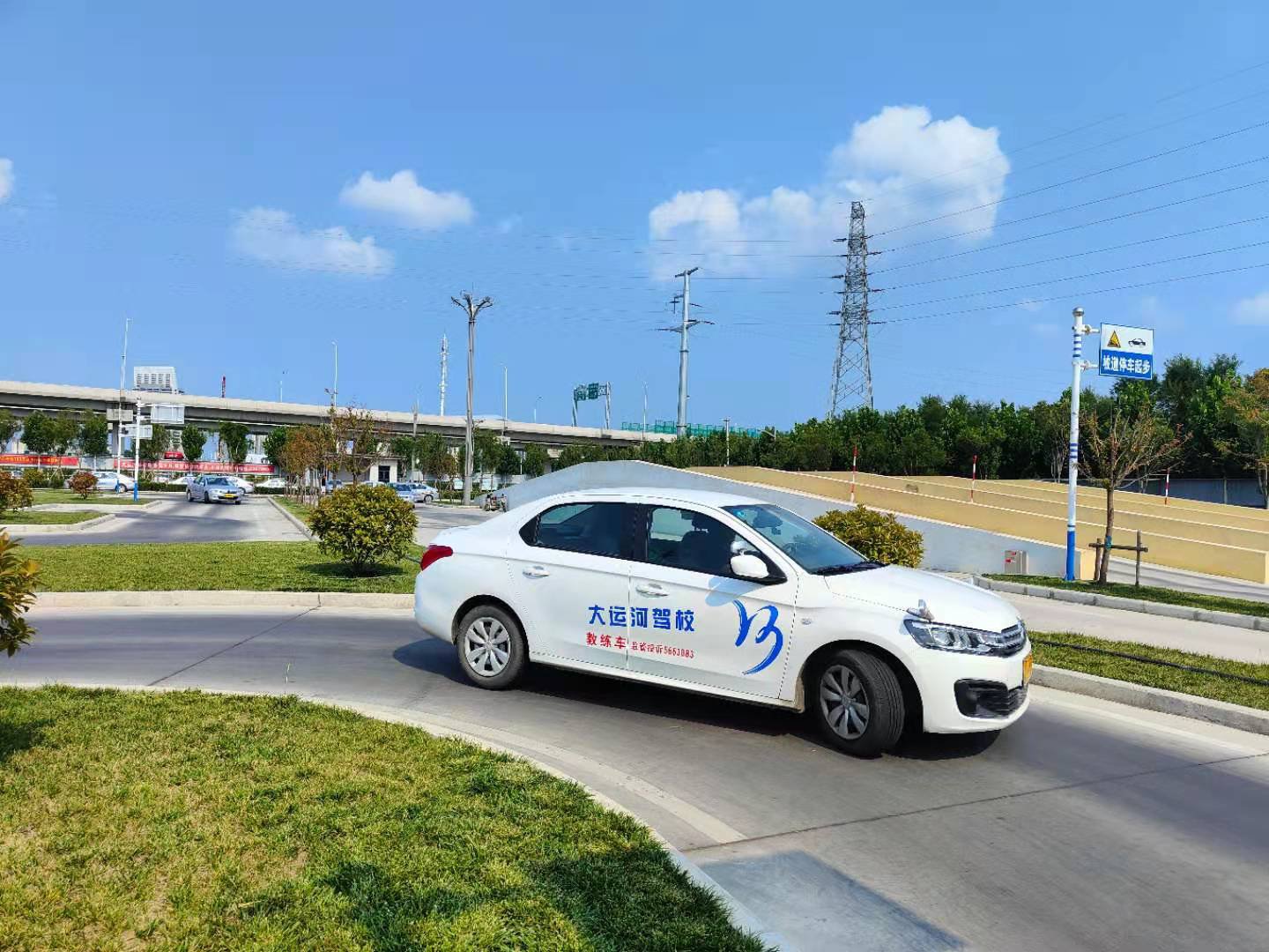 【济宁大运河驾校】学车必知 | 如何培养“车感”(图1)